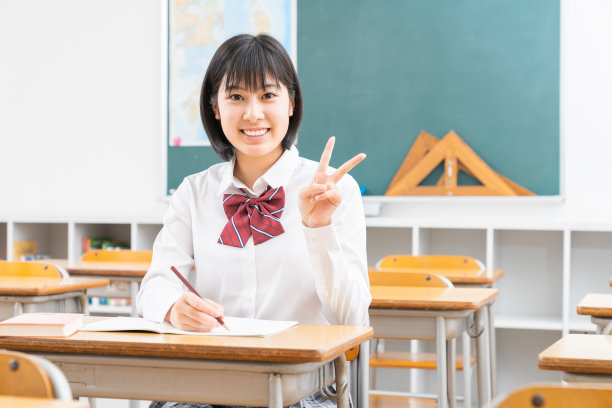 亚洲女学生在教室里学习，穿着校服，图片下载