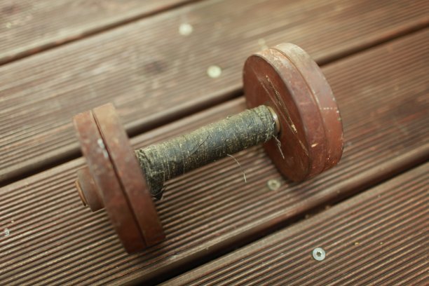 老式重钢哑铃特写镜头图片下载