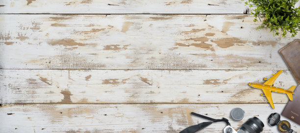 在木材纹理背景上的顶部视图旅行配件。图片下载