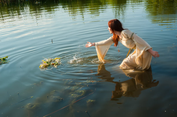 美丽的红头发女孩在水中放松图片下载