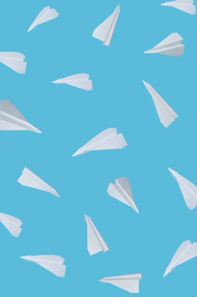 一堆白色的纸飞机在蓝天上。象征着自由和开放的思想图片下载