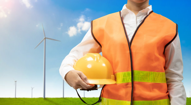 绿色能源概念与工程师和风电场图片下载