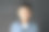快乐的亚洲男孩学校学生看着相机在黑板的背景。图片下载