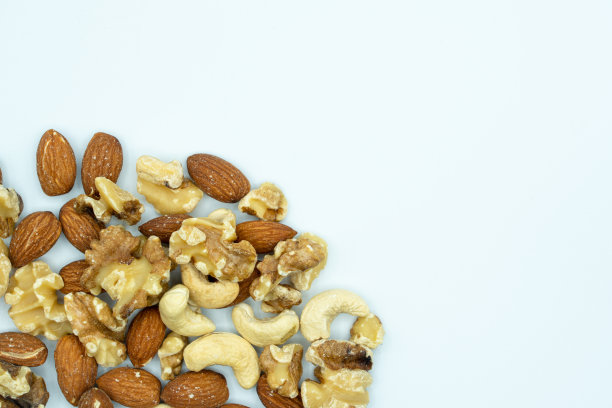 在白色背景下拍摄的混合坚果照片图片下载