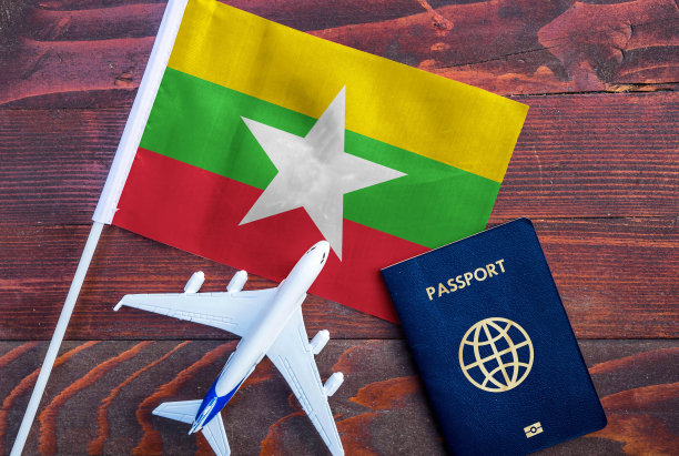 缅甸国旗，护照和木制背景的玩具飞机。图片下载