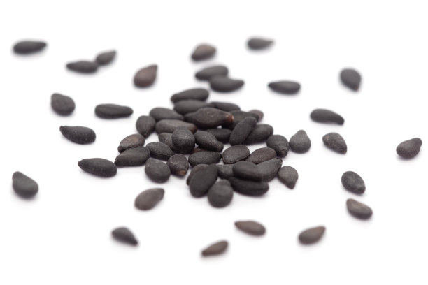 有机印度芝麻种子的微特写和细节(芝麻indicum)或黑色Til与黑壳隔离在白色背景。图片下载