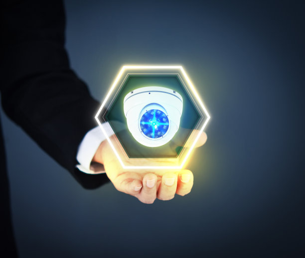 这个人拿着灰色背景的闭路电视摄像头图标，安全概念。图片下载