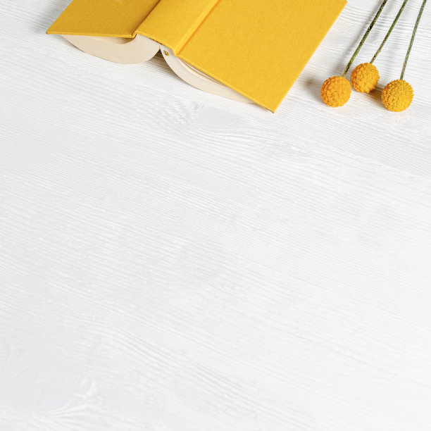 黄色封面打开的书的特写。阅读书籍的概念和从电子产品中休息的概念。图片下载