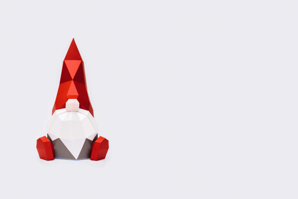 可爱的圣诞侏儒，头戴红尖顶白胡子，纸多边形身材的侏儒图片下载