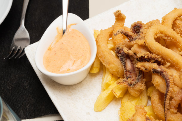 美味的鱿鱼配炸薯条图片下载