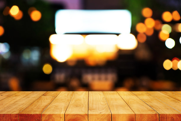 3D渲染，空木桌与模糊背景，为您的照片蒙太奇或产品显示，放置项目在桌子上的空间，模拟显示产品。图片下载