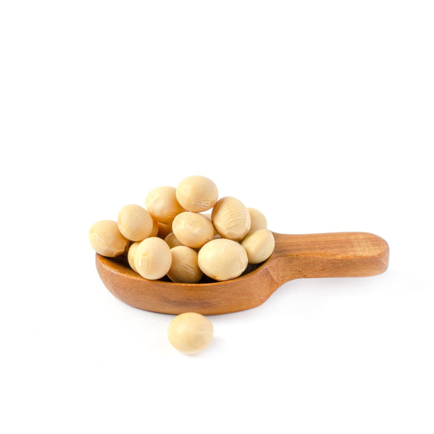 封闭的干有机大豆种子堆在木制勺子上的白色背景。健康或减肥食品成分和农产品的概念图片下载