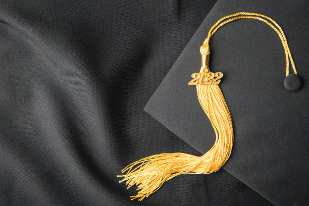 2022届毕业帽和学位服学员图片下载