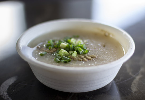 泰式早餐:煮米饭、猪肉、葱和胡椒粉图片下载