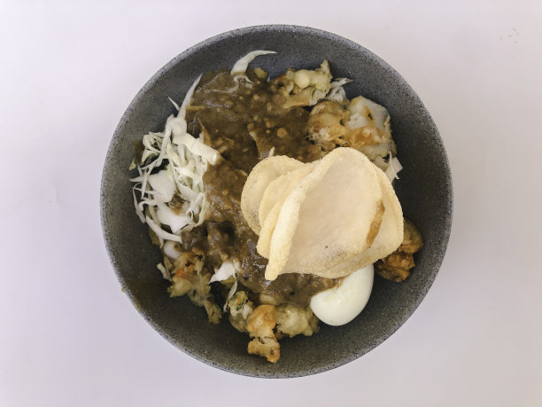 配料。传统的印尼食品。年糕、鸡蛋、蔬菜配花生酱。图片下载