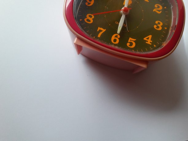 印度尼西亚西爪哇岛苏kabumi, 2021年8月29日。闹钟放在桌子上图片下载