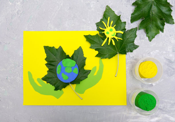 孩子用橡皮泥创造了星球，用纸和天然树叶制作了卡片。图片下载