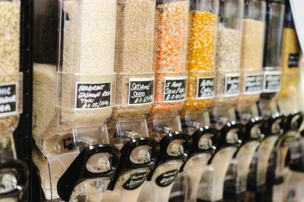 环保零废物商店。谷物，坚果和谷物在可持续塑料免费杂货店的分配器。生物有机食品。在当地的小商店购物。新趋势替代购买图片下载