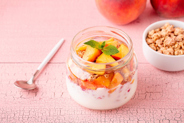 健康的早餐。格兰诺拉麦片/什锦麦片、酸奶和水果装在玻璃瓶里图片下载