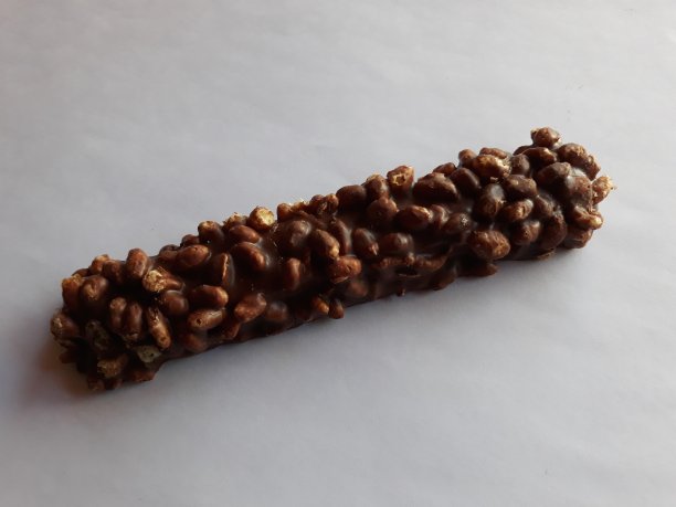 巧克力华夫饼焦糖放在白色的桌子上图片下载