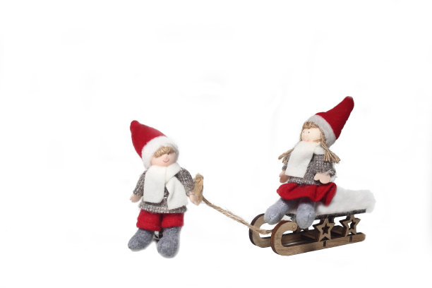 圣诞精灵-一个男孩和一个女孩在雪橇上孤立在白色的背景图片下载