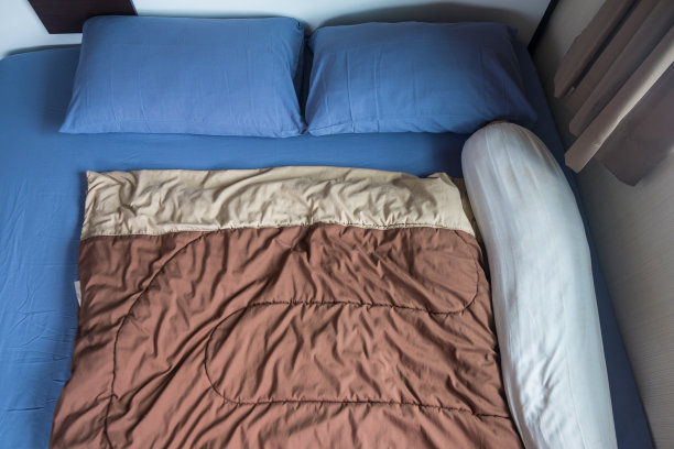 在家打扫床铺。关闭和俯视图图片下载