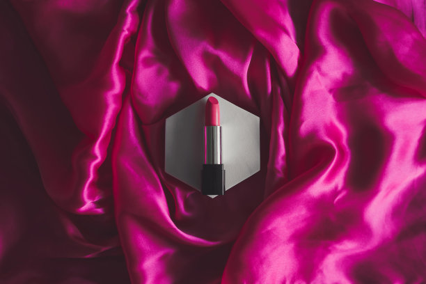 口红上有质感的丝质背景，美容化妆品。图片下载