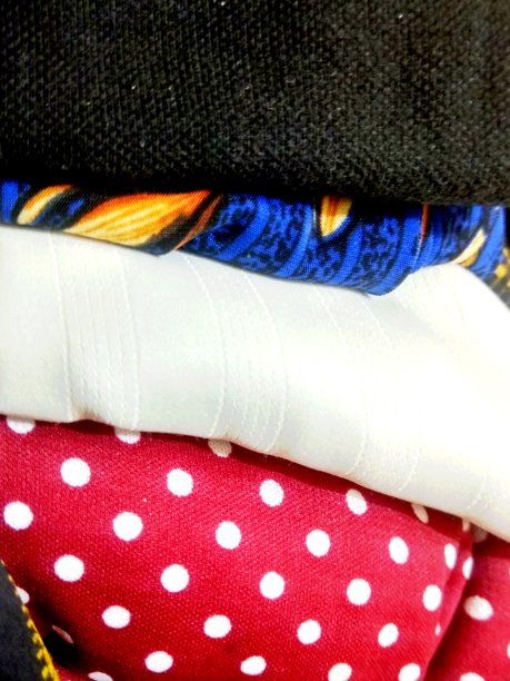 叠好的各种颜色的衣服图片下载