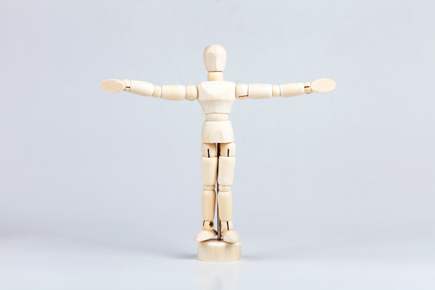 木雕人偶、小彩绘人体模型、男人张开双臂、力量姿势、人体肢体语言和个人空间的近景科学文化研究抽象概念图片下载