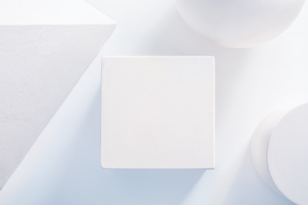 白色立方裙座中间是石膏的几何形状图片下载