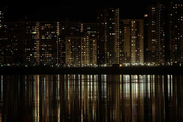 摩天大楼窗外的夜灯图片下载