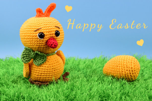 蓝色背景的绿色草地上有鸡和蛋图片下载