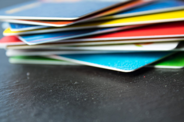 一堆黑底的银行卡。黑色星期五,销售图片下载