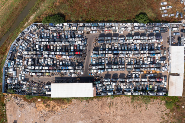 堆满各种汽车的废品车场图片下载