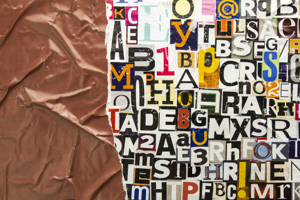 从报纸杂志的字母和数字剪报上剪下来的彩色抽象拼贴画被撕破和弄皱了。把杂志纸。图片下载