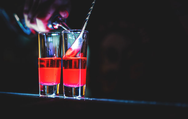 调酒师手工制作收集多彩的镜头。吧台那边有一套鸡尾酒图片下载