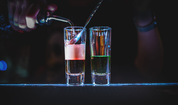 调酒师手工制作收集多彩的镜头。吧台那边有一套鸡尾酒图片下载