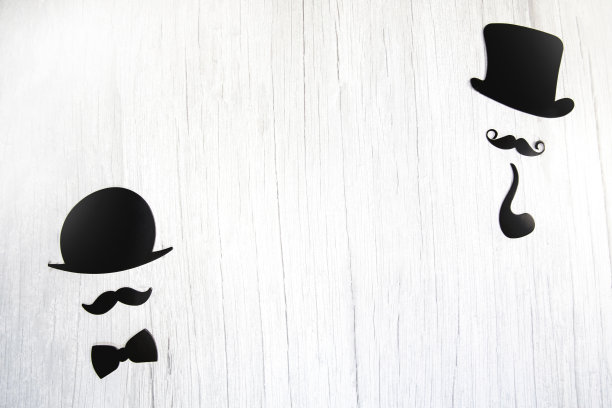 假胡子，领结和帽子在白色木制背景。国际男人节和父亲节概念平躺，俯视图，复制空间图片下载