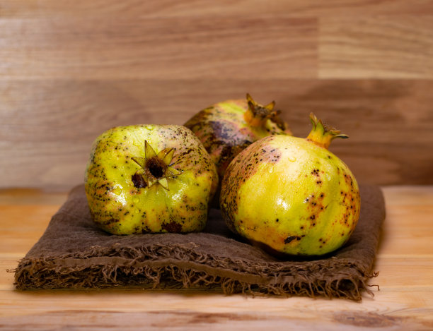 红布上的成熟石榴。健康水果饮食库存照片图片下载