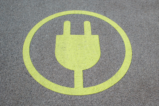 地板上画着电动汽车充电站图标。图片下载