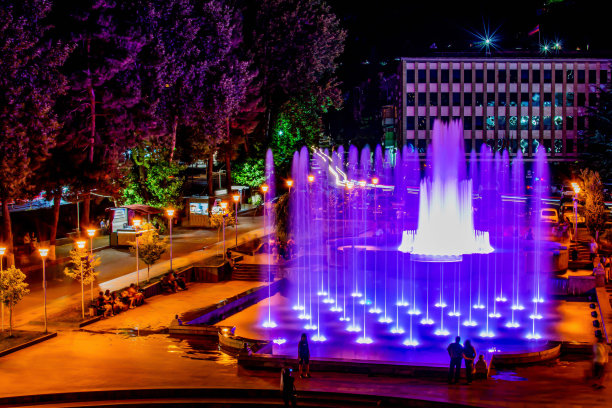 亚美尼亚Syunik地区Kapan市。有喷泉和美丽建筑的夜间公园。卡潘市的中心部分。图片下载