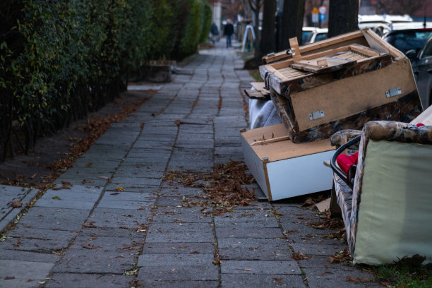 旧家具，垃圾，垃圾躺在人行道附近的路边。污染和垃圾问题。处理大垃圾。水平的照片。图片下载