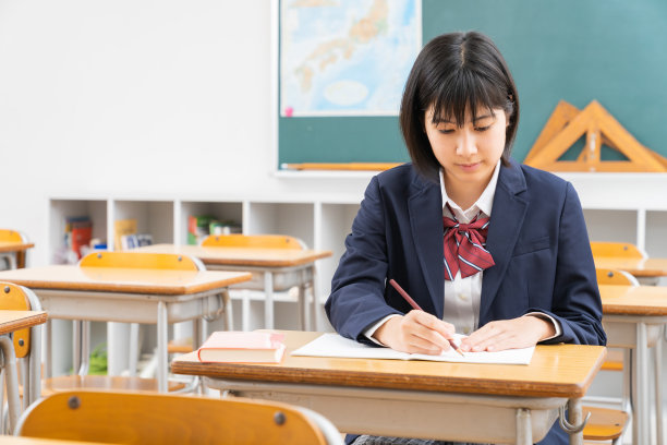 亚洲女学生在教室里学习，穿着校服，图片下载
