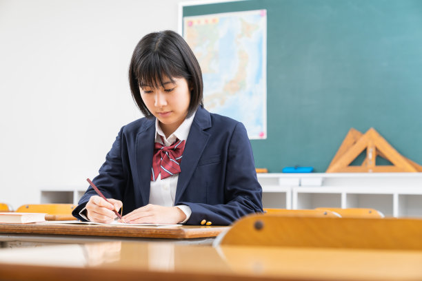 亚洲女学生在教室里学习，穿着校服，图片下载