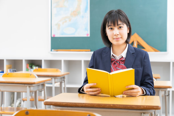 亚洲女学生在教室里学习，穿着校服，图片下载