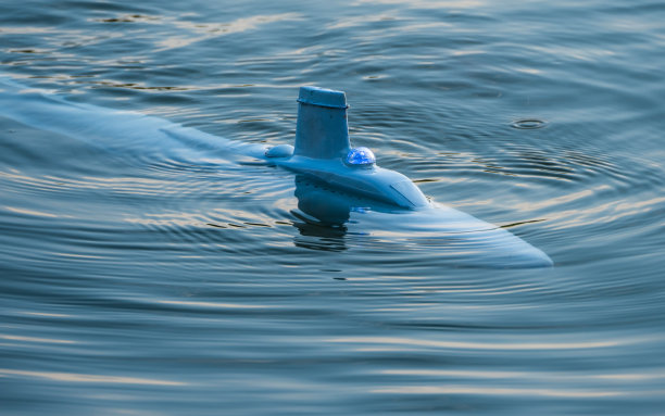 潜艇模型在湖上水下图片下载