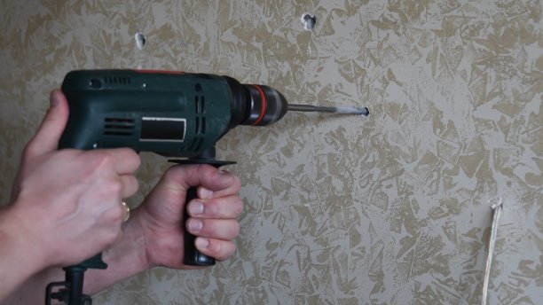 男手用麻花钻头电钻打孔图片下载