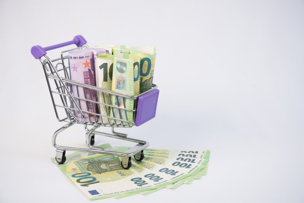 购物篮里装着欧盟的钞票。卖出，买进货币的概念。消费者篮子里。储蓄。在证券交易所交易图片下载