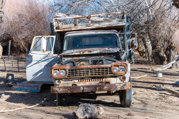 破旧生锈的废弃货车图片下载