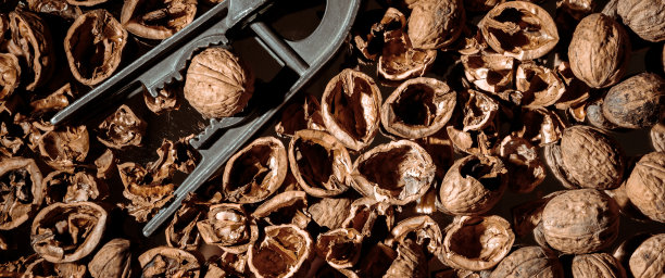 胡桃夹子里的胡桃。黑暗的背景。美丽的背景和食物。健康的成分。有用的营养素。美味的饮食小吃。宏。棕色螺母。艺术照片。简而言之工具。壁纸图片下载